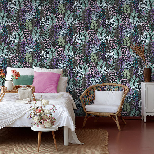 Dutch Wallcoverings Dutch Wallcoverings - Flora- tropische bladeren zwart/grn/paars - M869-06 - Vliesbehang - 53cm x 10m