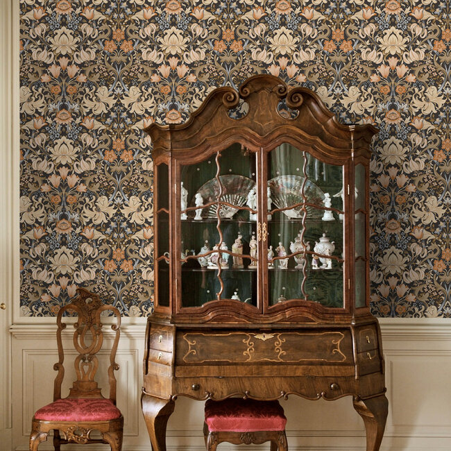 Dutch Wallcoverings Dutch Wallcoverings - FC Tales of the Manor - Fleurmont Charcoal/Orange - Vliesbehang - 10m x 53cm - 91900