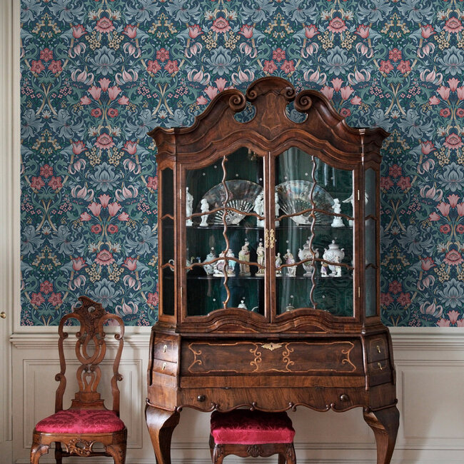 Dutch Wallcoverings Dutch Wallcoverings - FC Tales of the Manor - Fleurmont Navy/Multi - Vliesbehang - 10m x 53cm - 91903