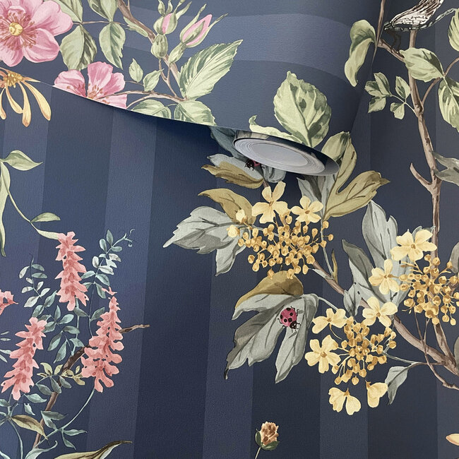 Dutch Wallcoverings Dutch Wallcoverings - FC Tales of the Manor - Camberley Navy/Multi - Vliesbehang - 10m x 53cm - 91933