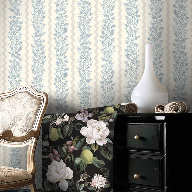Dutch Wallcoverings Dutch Wallcoverings - FC Tales of the Manor - Pipkin Stripe Neutral/Blue - Vliesbehang - 10m x 53cm - 91981