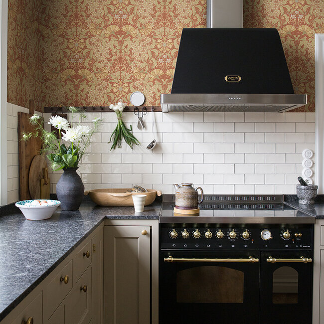 Dutch Wallcoverings Dutch Wallcoverings - FC Hjärterum- Öjvind rood - Vliesbehang - 10m x 53cm - 83114