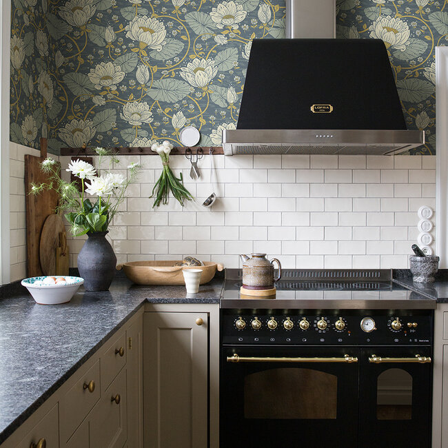 Dutch Wallcoverings Dutch Wallcoverings - FC Hjärterum- Eva blauw - Vliesbehang - 10m x 53cm - 83122