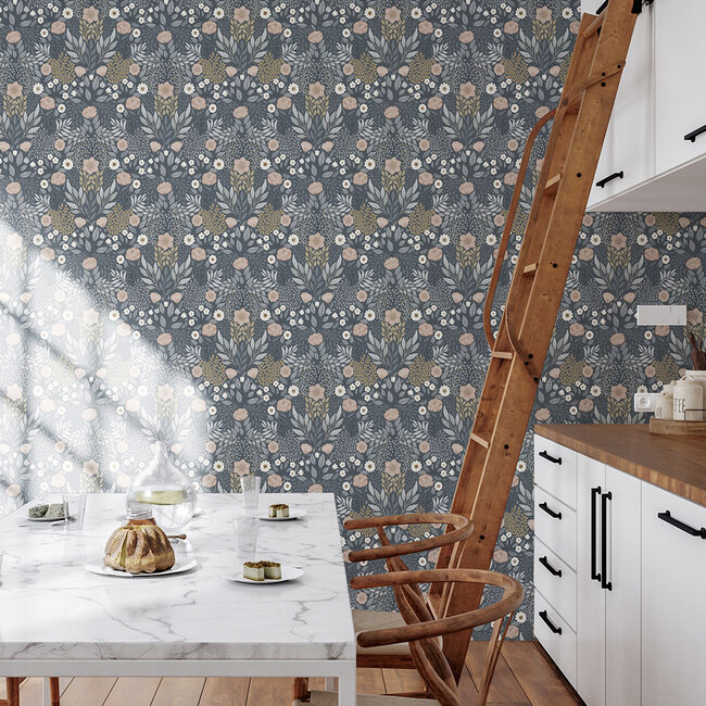 Dutch Wallcoverings Dutch Wallcoverings - FC Klara & Tove- Äng Dark blue - Vliesbehang - 10m x 53cm - 26004