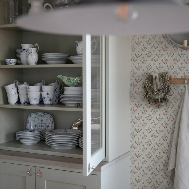 Dutch Wallcoverings Dutch Wallcoverings - FC Rosenlycka- Strawberries Beige/Red - Vliesbehang - 10m x 53cm - 43123