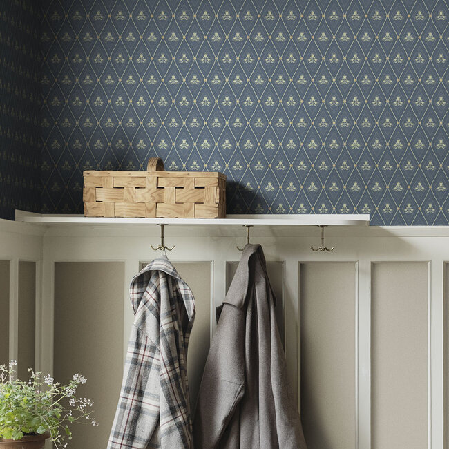 Dutch Wallcoverings Dutch Wallcoverings - FC Saltviken- Alma Dark Blue/Gold - Vliesbehang - 10m x 53cm - 48033
