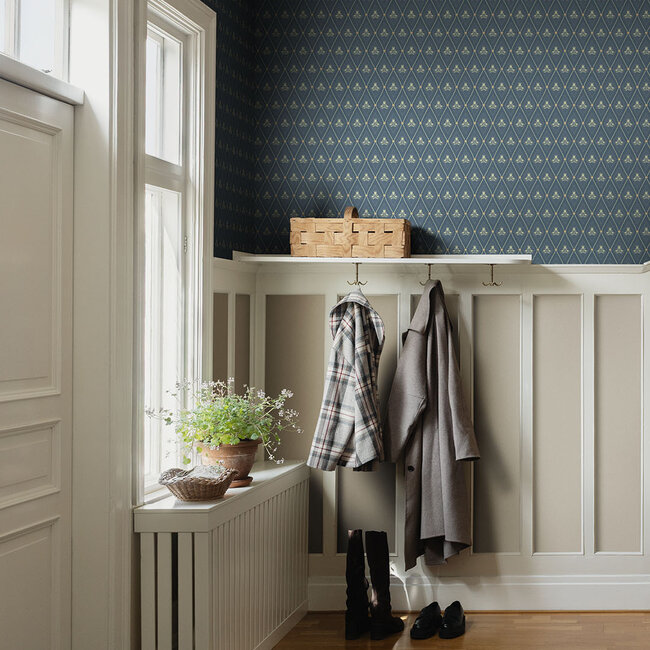 Dutch Wallcoverings Dutch Wallcoverings - FC Saltviken- Alma Dark Blue/Gold - Vliesbehang - 10m x 53cm - 48033