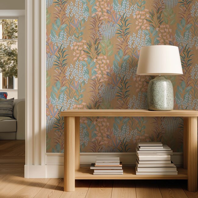 Dutch Wallcoverings Dutch Wallcoverings - Flora- tropische bladeren oker/blauw - M869-02 - Vliesbehang - 53cm x 10m