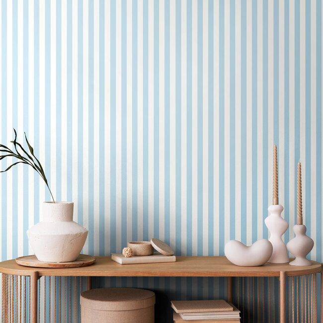 Dutch Wallcoverings Dutch Wallcoverings - FC Simply Stripes - Candy Stripe Baby Blue - Vliesbehang - 10m x 50cm - SIS50122W