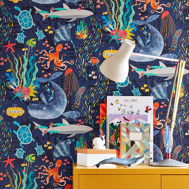Dutch Wallcoverings Dutch Wallcoverings - FC When I Grow Up - Beneath The Waves Prussian - Vliesbehang - 10m x 50cm - WGU50130W
