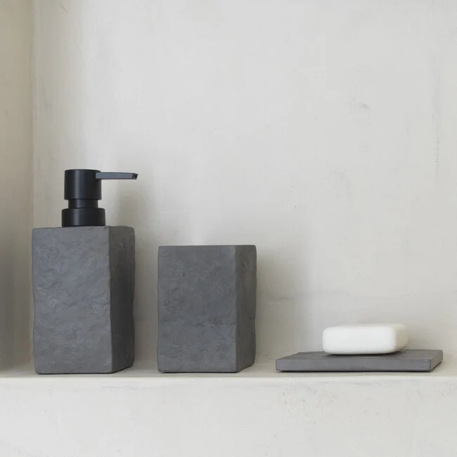 Natuurlijke materialen in de badkamer, warmte en rust gecombineerd