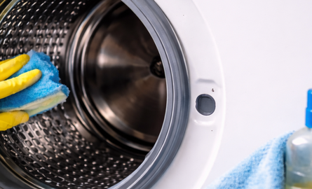Stinkt je wasmachine? Met deze stappen is dat snel opgelost