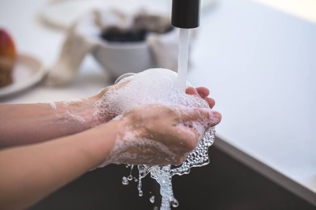 Onderzoek wijst uit: Gebruik wegwerphanddoekjes in plaats van handdrogers !