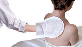 Iemand wassen op bed: stap-voor-stap handleiding voor mantelzorgers en zorgprofessionals