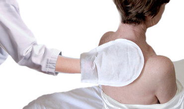 Iemand wassen op bed: stap-voor-stap handleiding voor mantelzorgers en zorgprofessionals