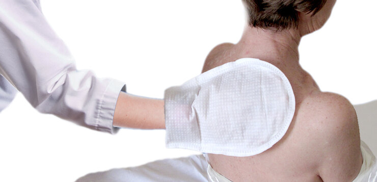 Iemand wassen op bed: stap-voor-stap handleiding voor mantelzorgers en zorgprofessionals