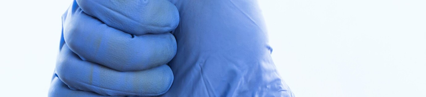 5 veelgemaakte fouten bij het gebruik van nitril handschoenen in de zorg
