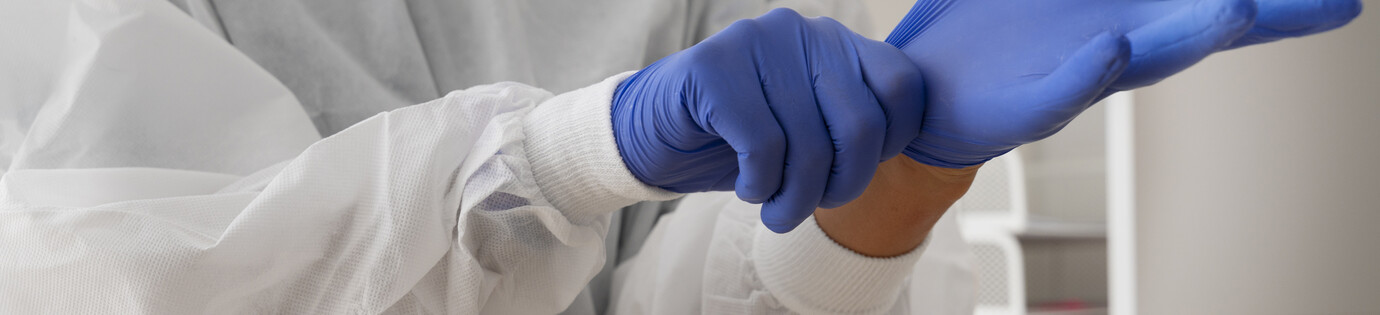 5 veelgemaakte fouten bij het gebruik van nitril handschoenen in de zorg