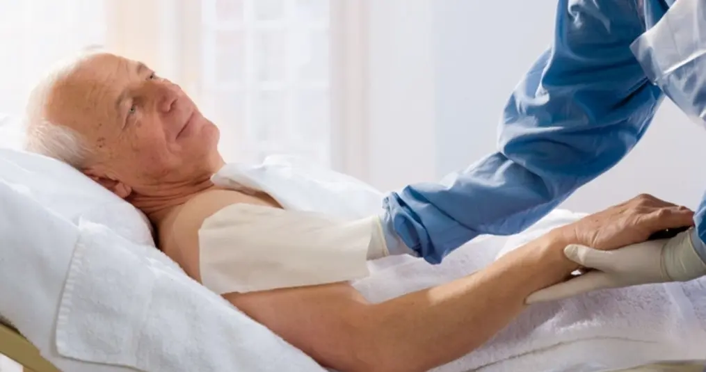 Iemand verzorgen op bed: praktische tips voor thuis en zorg