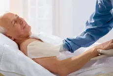 Iemand verzorgen op bed: praktische tips voor thuis en zorg