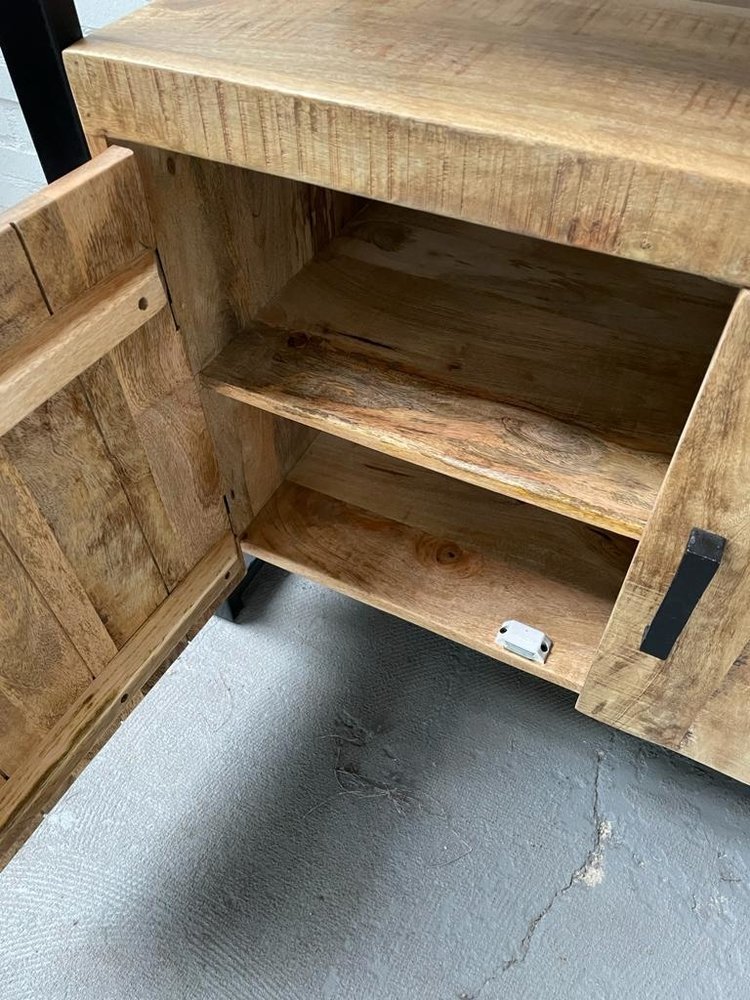 Dressoir New York 170 cm mangohout - Leverbaar begin december Dressoir New York 170 cm mangohout - Leverbaar begin december