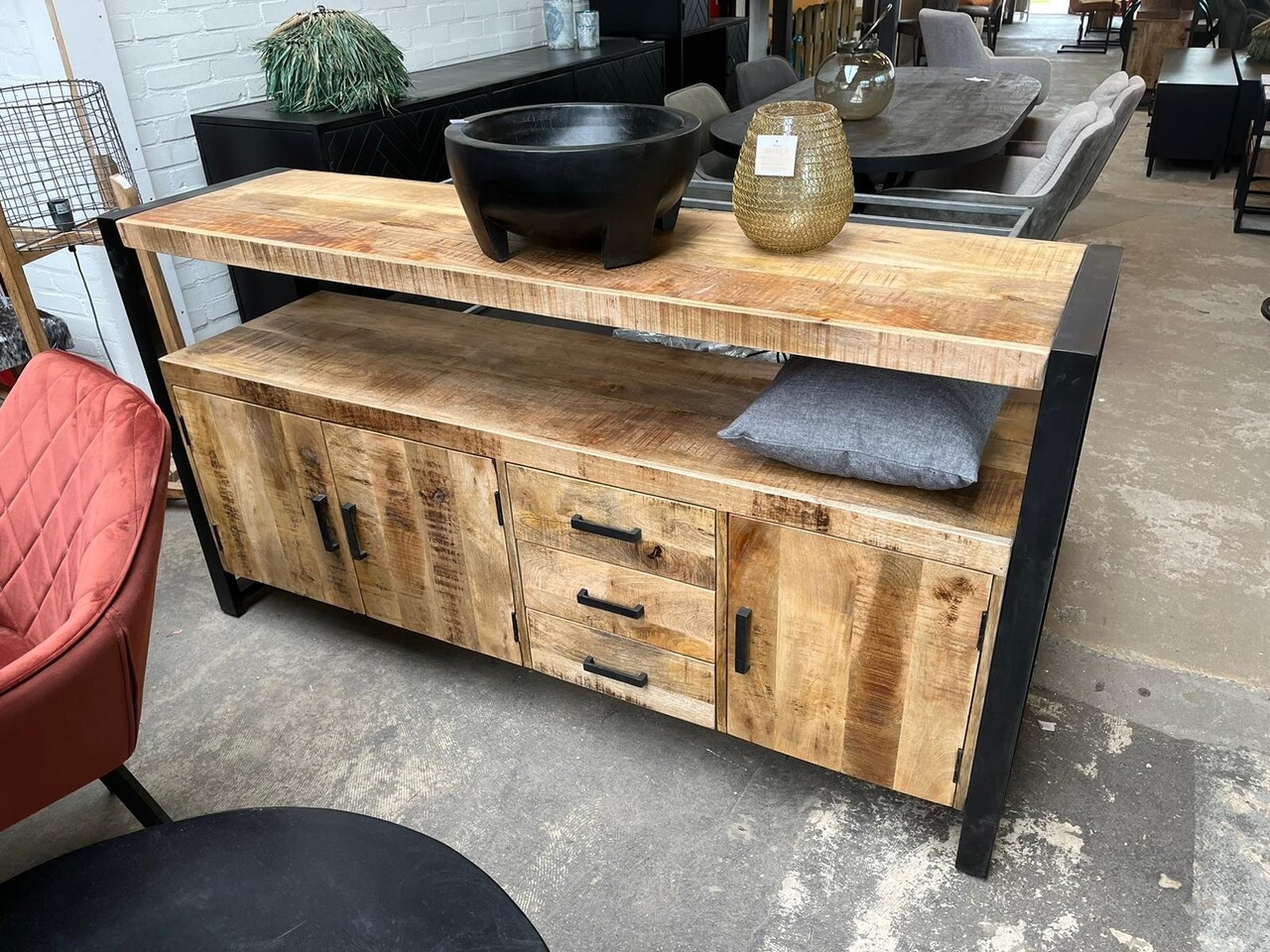 Dressoir New York 170 cm mangohout - Leverbaar begin december Dressoir New York 170 cm mangohout - Leverbaar begin december