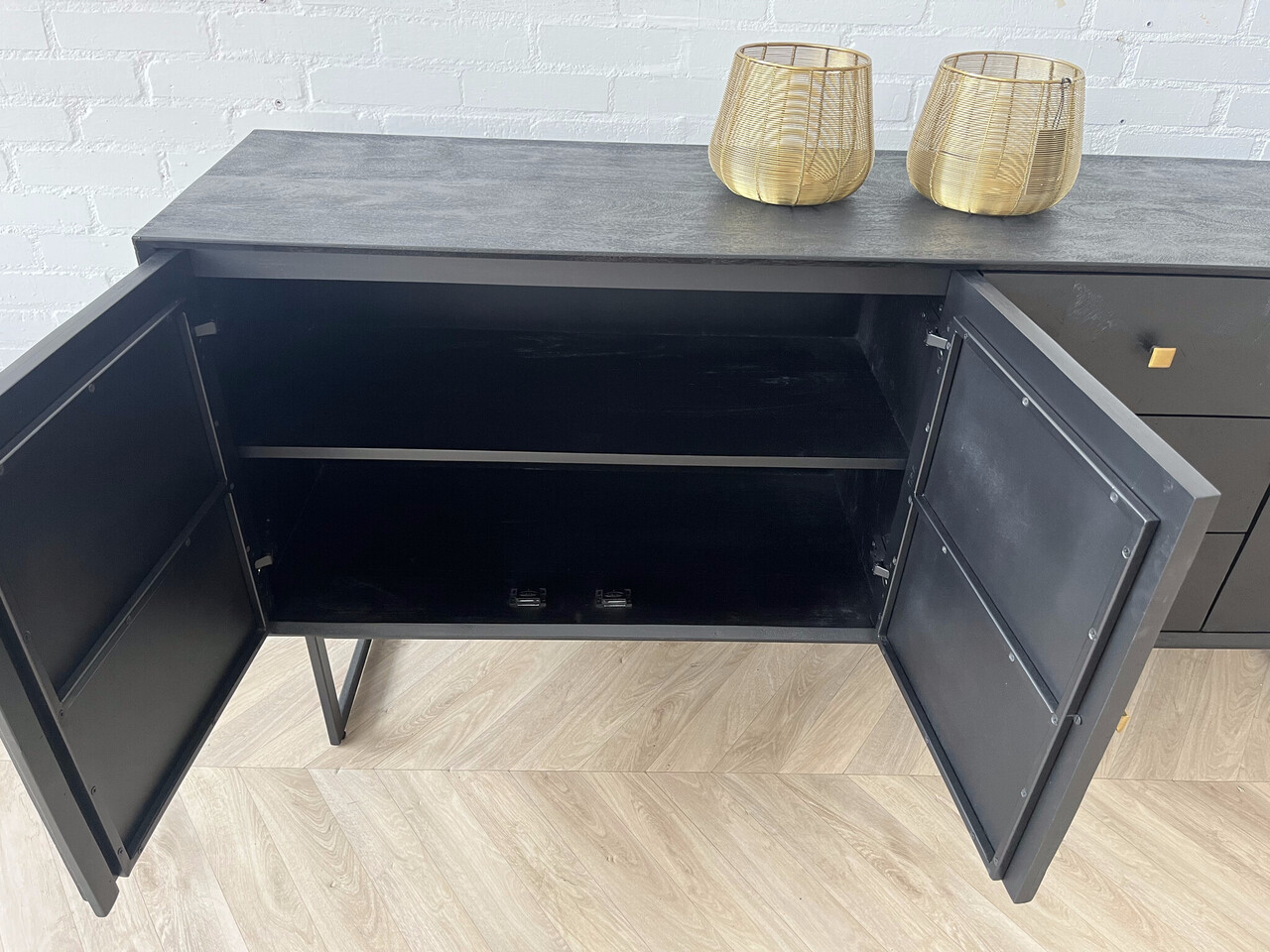 Dressoir Preto zwart visgraat mangohout