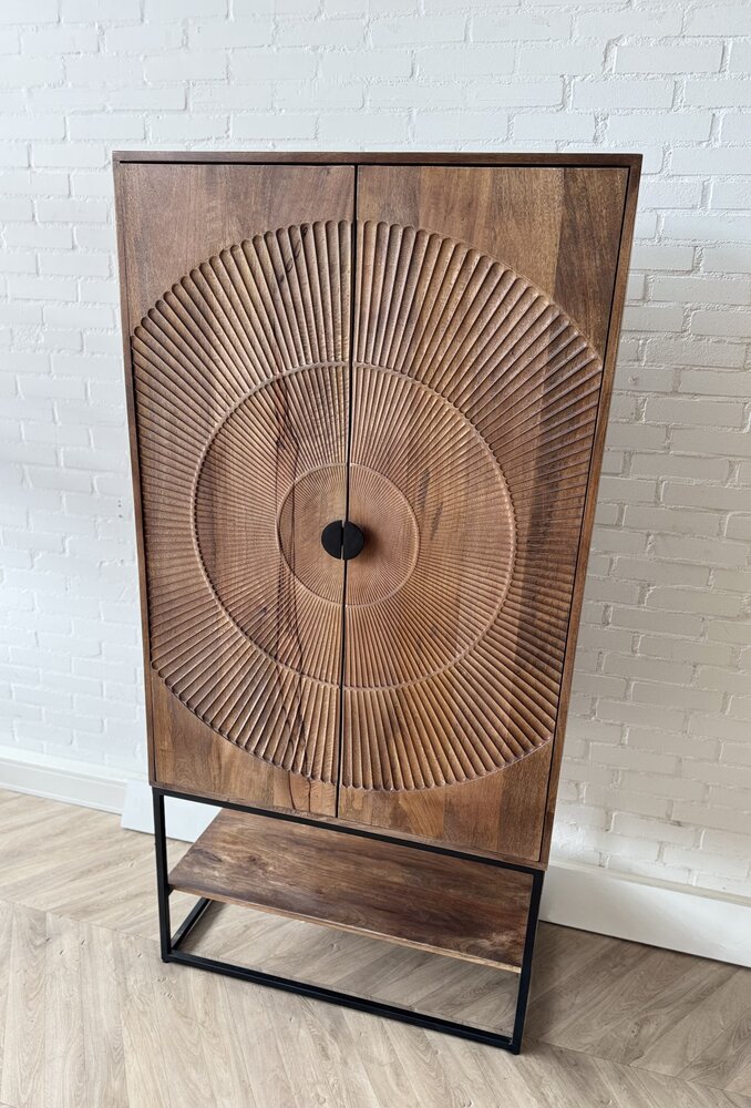 Kast Altea carved mangohout bruin - Leverbaar begin oktober Kast Altea carved mangohout bruin - Leverbaar begin oktober