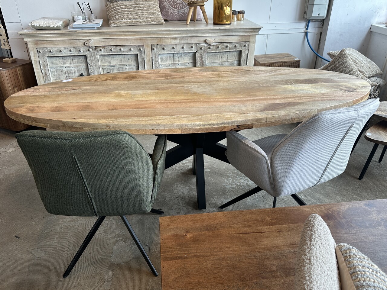 Eettafel ovaal; 160, 180 en 210 cm Mangohout matrix zwart Eettafel ovaal; 160, 180 en 210 cm Mangohout matrix zwart