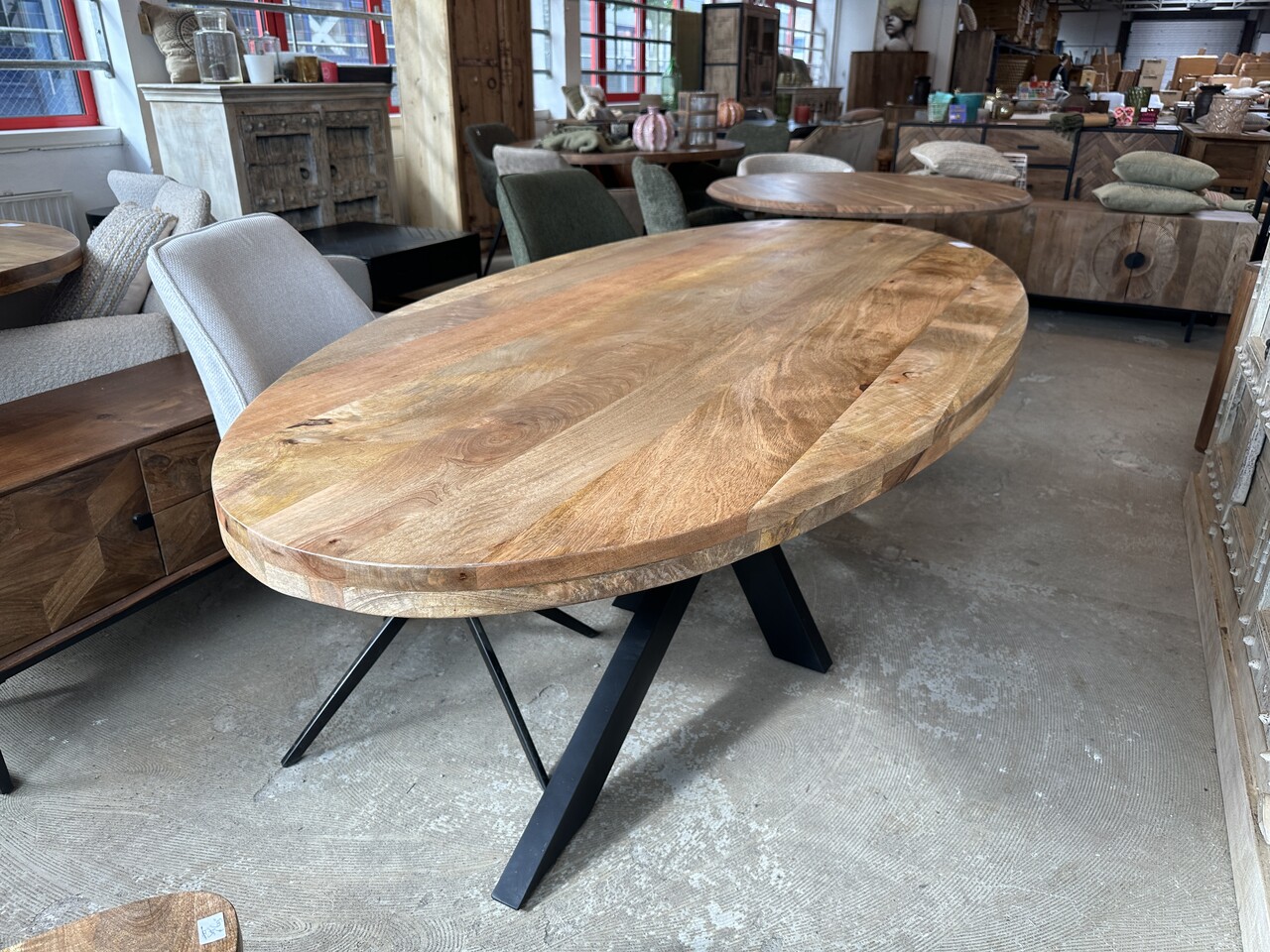 Eettafel ovaal; 160, 180 en 210 cm Mangohout matrix zwart Eettafel ovaal; 160, 180 en 210 cm Mangohout matrix zwart