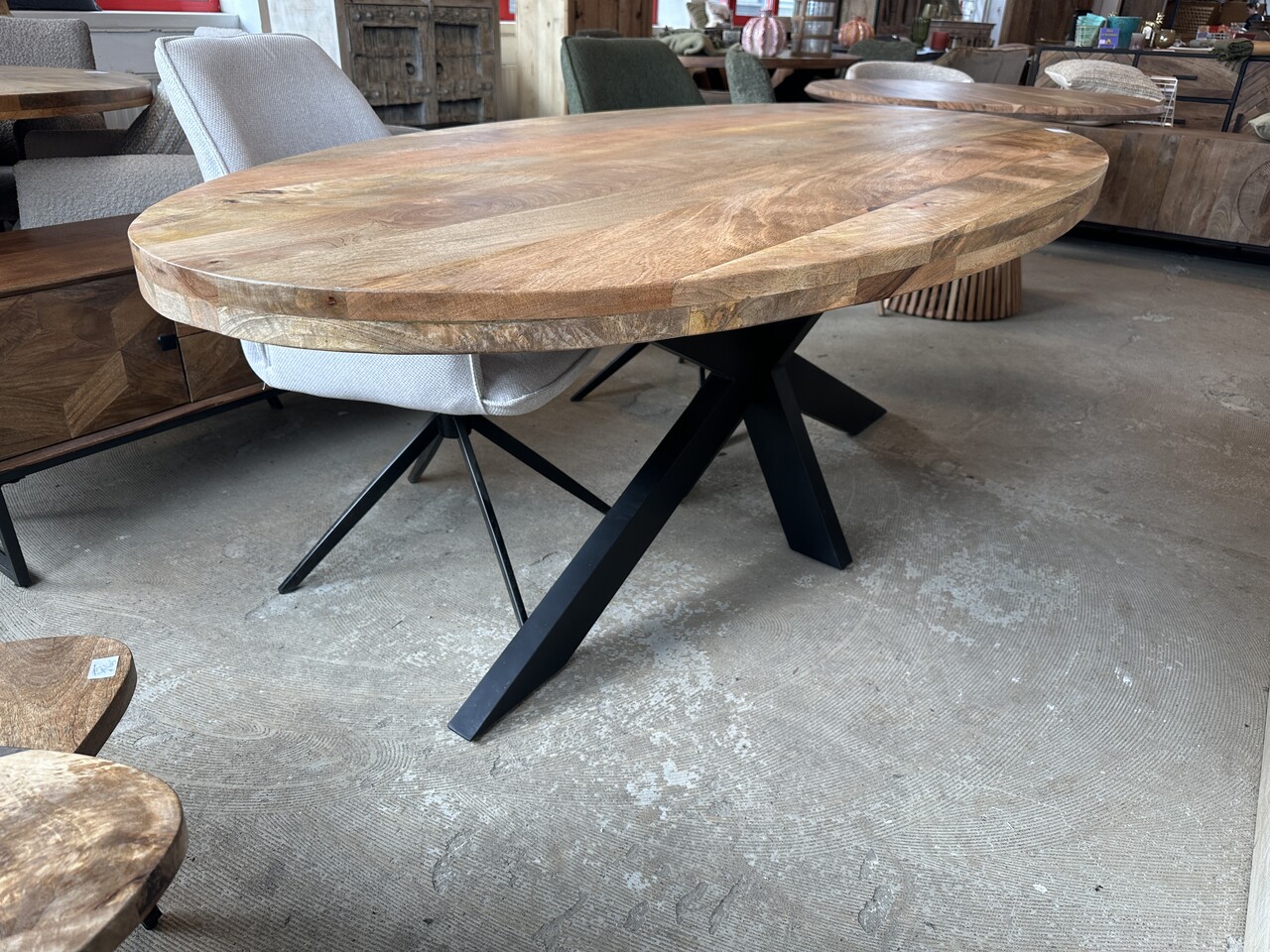 Eettafel ovaal; 160, 180 en 210 cm Mangohout matrix zwart Eettafel ovaal; 160, 180 en 210 cm Mangohout matrix zwart