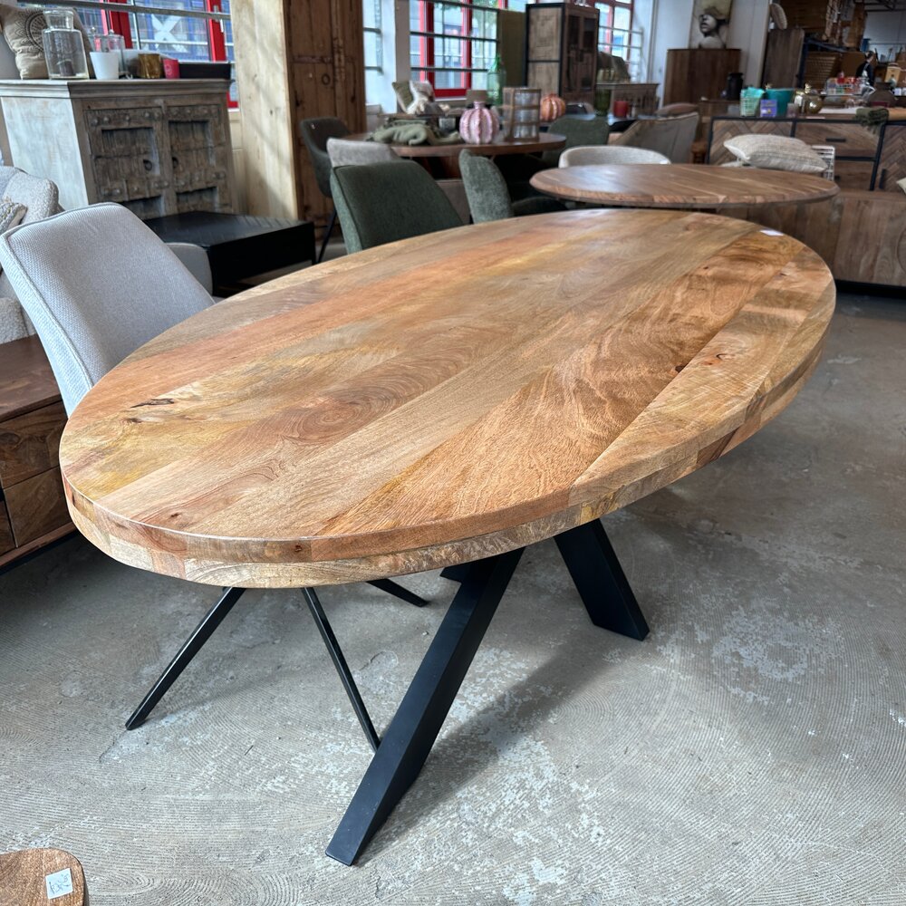 Eettafel ovaal; 160, 180 en 210 cm Mangohout matrix zwart Eettafel ovaal; 160, 180 en 210 cm Mangohout matrix zwart