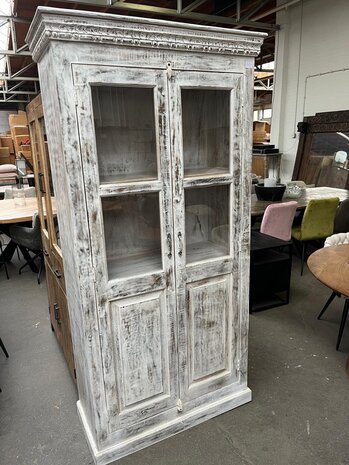 Vitrinekast oud hout 2 deurs glaskast