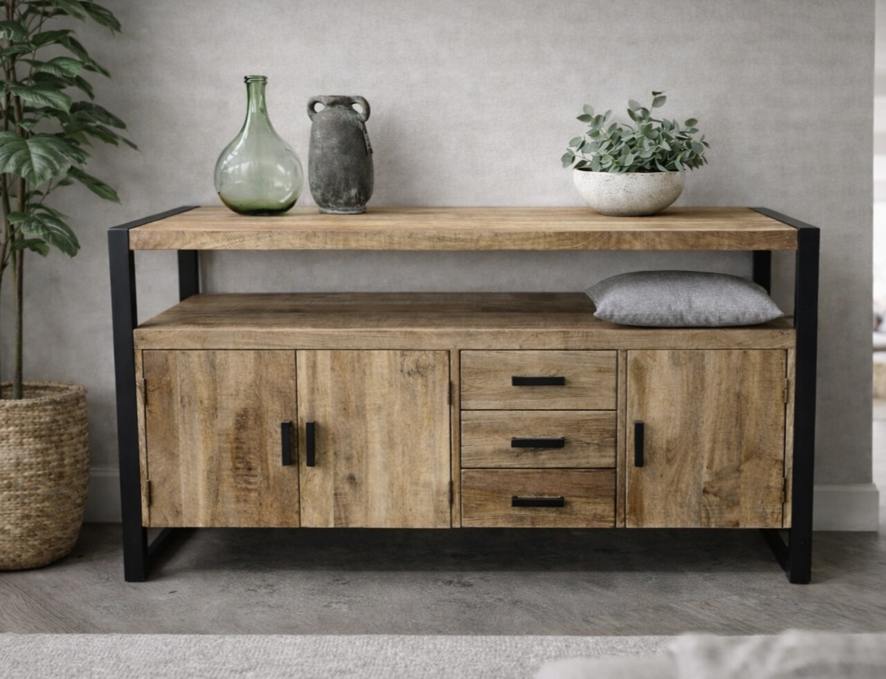 Dressoir New York 170 cm mangohout - Leverbaar begin sept. Dressoir New York 170 cm mangohout - Leverbaar begin sept.