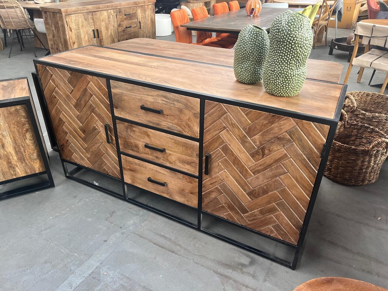 Dressoir  mangohout visgraat frame zwart metaal