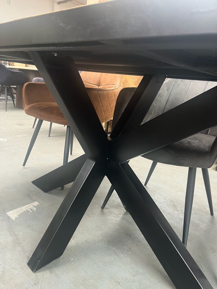 Eettafel teak visgraat matrix zwart metaal Eettafel teak visgraat matrix zwart metaal