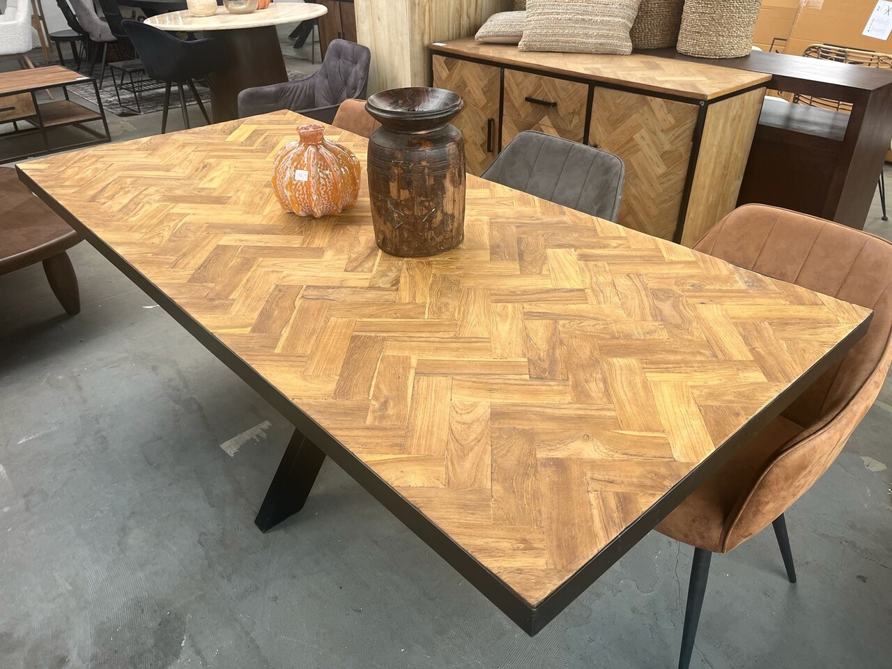 Eettafel teak visgraat matrix zwart metaal Eettafel teak visgraat matrix zwart metaal