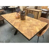 Eettafel teak visgraat matrix zwart metaal Eettafel teak visgraat matrix zwart metaal