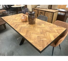 Eettafel teak visgraat matrix zwart metaal Eettafel teak visgraat matrix zwart metaal