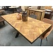 Eettafel teak visgraat matrix zwart metaal Eettafel teak visgraat matrix zwart metaal