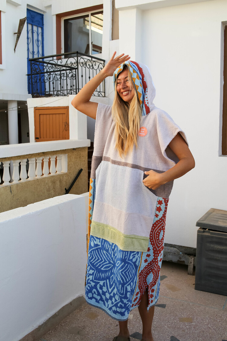 Pray For Waves Friendly Poncho Mundaka