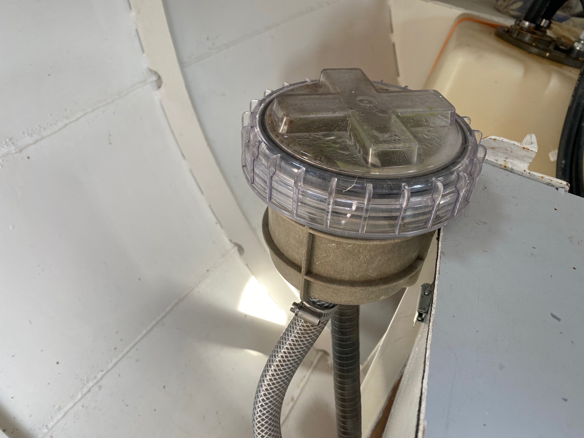 Uitlaat / koelsysteem in de boot aanleggen