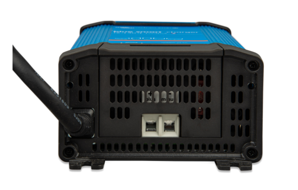 Blue Smart IP22 Charger 24/8 (1)