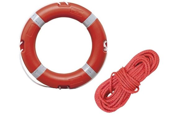 Met de Plastimo SOLAS reddingsboei ben je altijd voorbereid op noodsituaties aan boord. Deze boei voldoet aan de SOLAS-eisen en wordt geleverd met een drijvende polypropyleen werplijn van 30 meter (Ø8 mm).  De reddingsboei is uitgerust met vier retro-refl