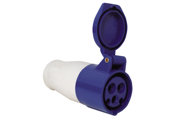 Walstroom aansluiting CEE aansluiting. vrouw