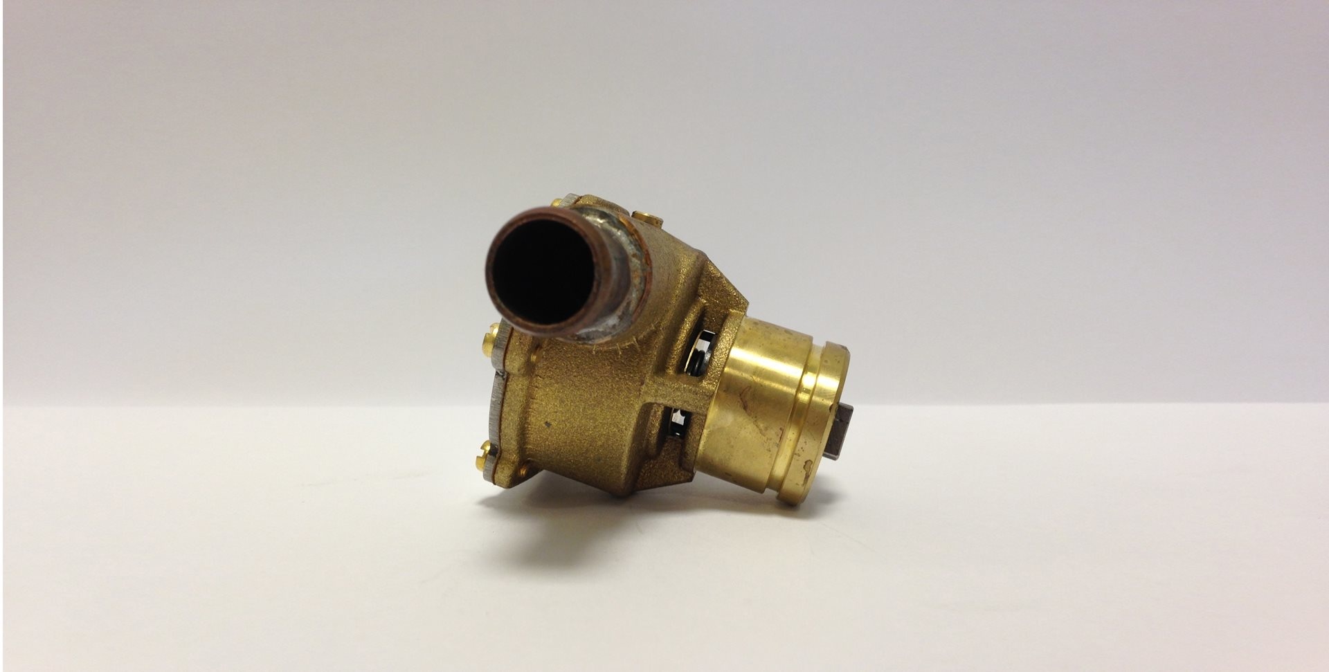 Johnson Pump zelfaanzuigende bronzen koelwater-impellerpomp F4B-9 (Fischer Panda)