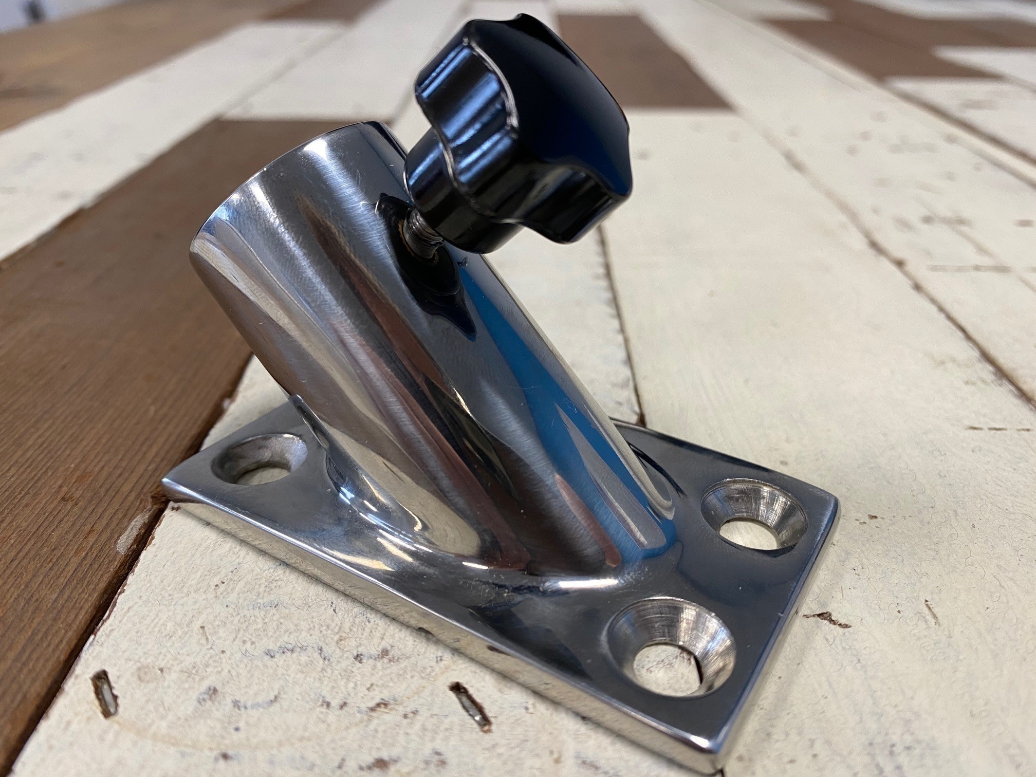 Vlaggenstokhouder RVS recht model 45° 81x42x45mm voor 25mm vlaggenstok