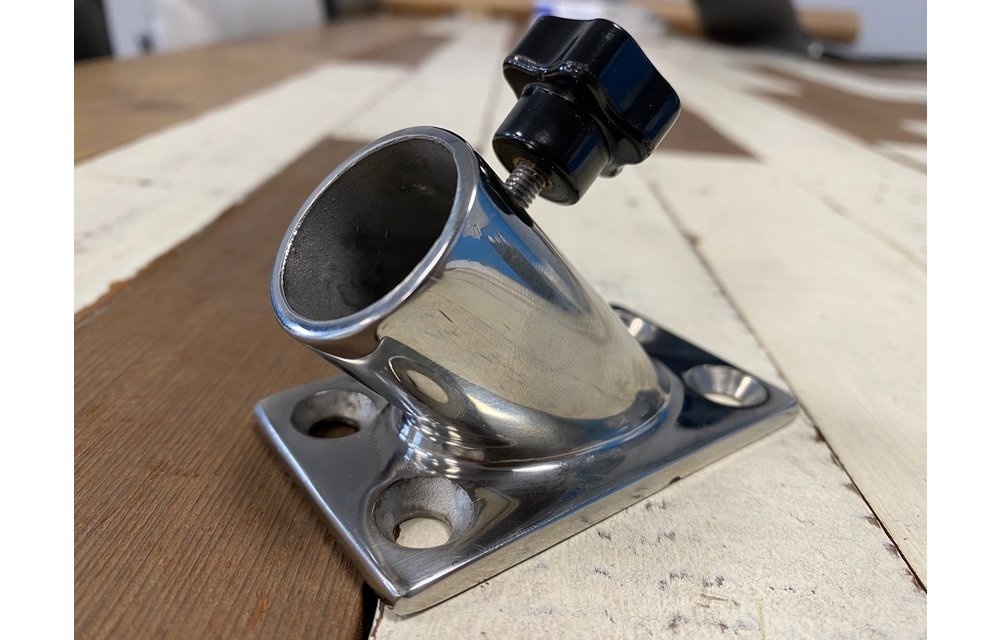 Vlaggenstokhouder RVS recht model 45° 81x42x45mm voor 25mm vlaggenstok