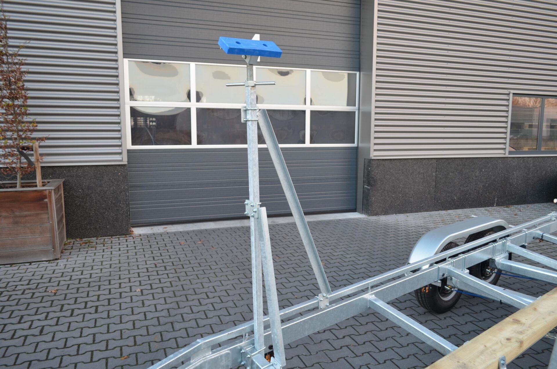 Verstelbare kimsteun incl schoren voor zeilboot