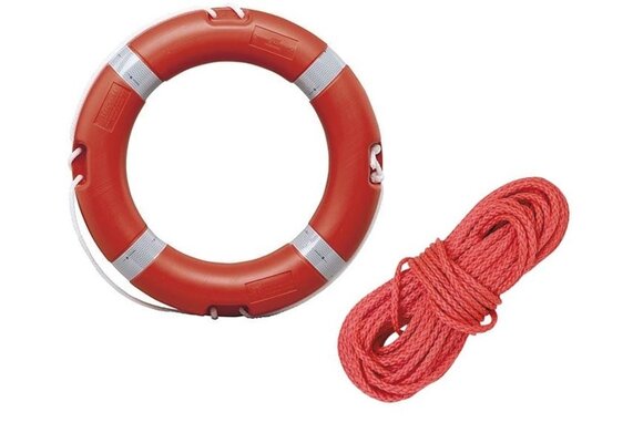 Met de Plastimo SOLAS reddingsboei ben je altijd voorbereid op noodsituaties aan boord. Deze boei voldoet aan de SOLAS-eisen en wordt geleverd met een drijvende polypropyleen werplijn van 30 meter (Ø8 mm).  De reddingsboei is uitgerust met vier retro-refl